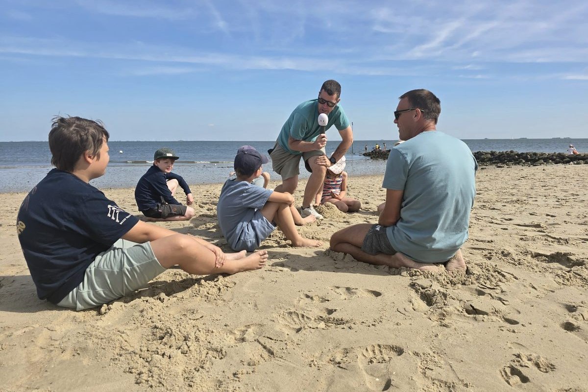 Gemeinschaft mit Mikrofon am Strand
