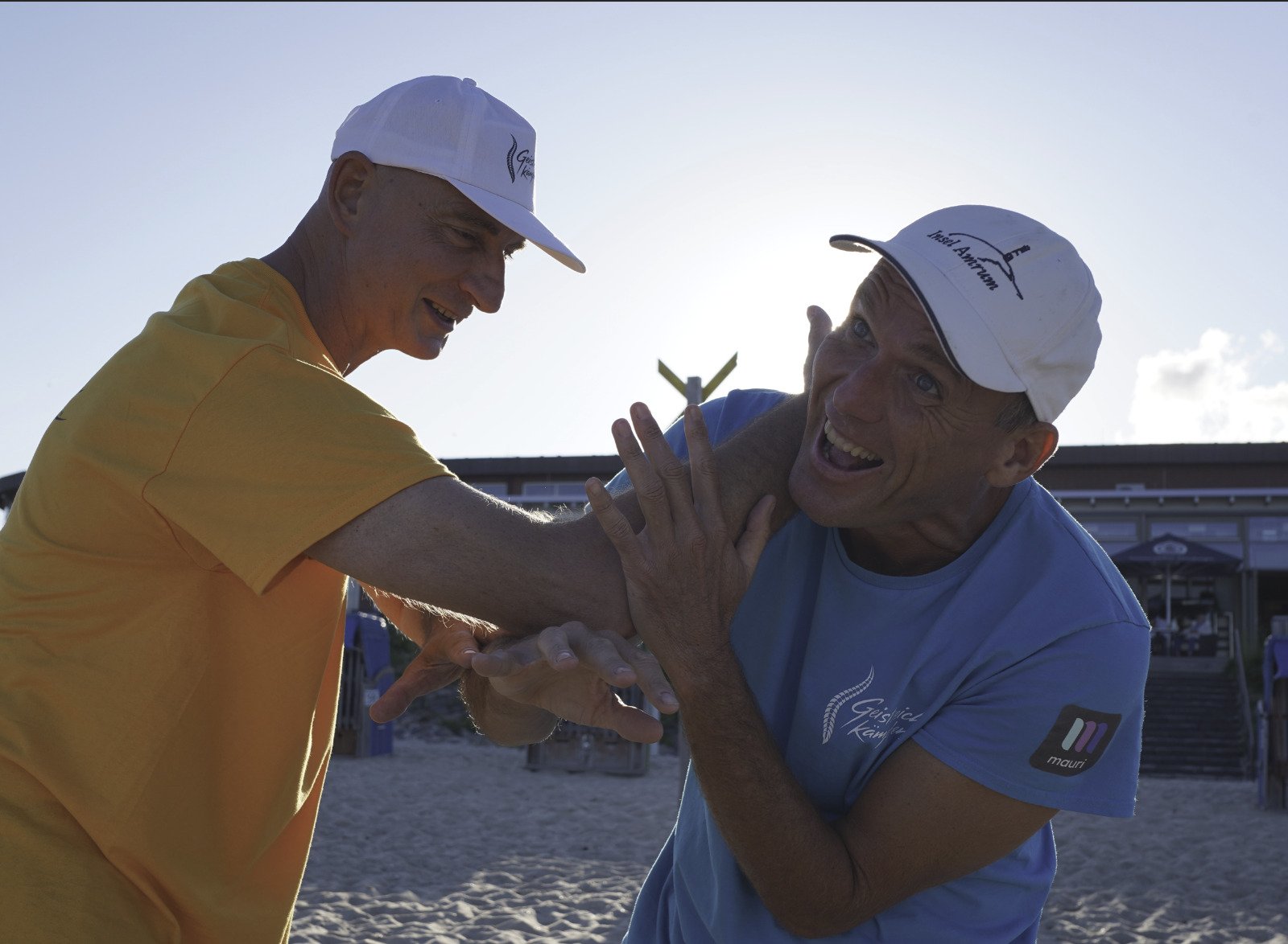 Konzentrierte Begegnung beim Training am Strand