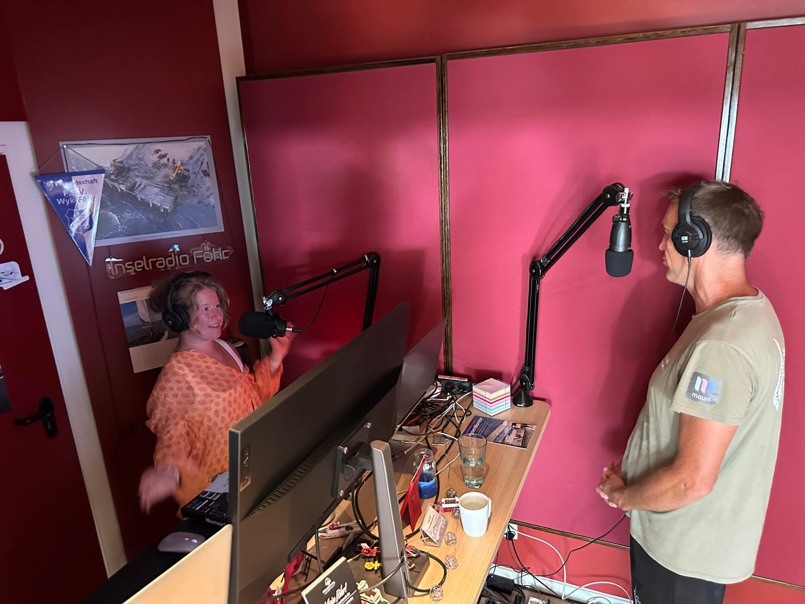 Emma und Martin während eines Podcast-Gesprächs im Studio
